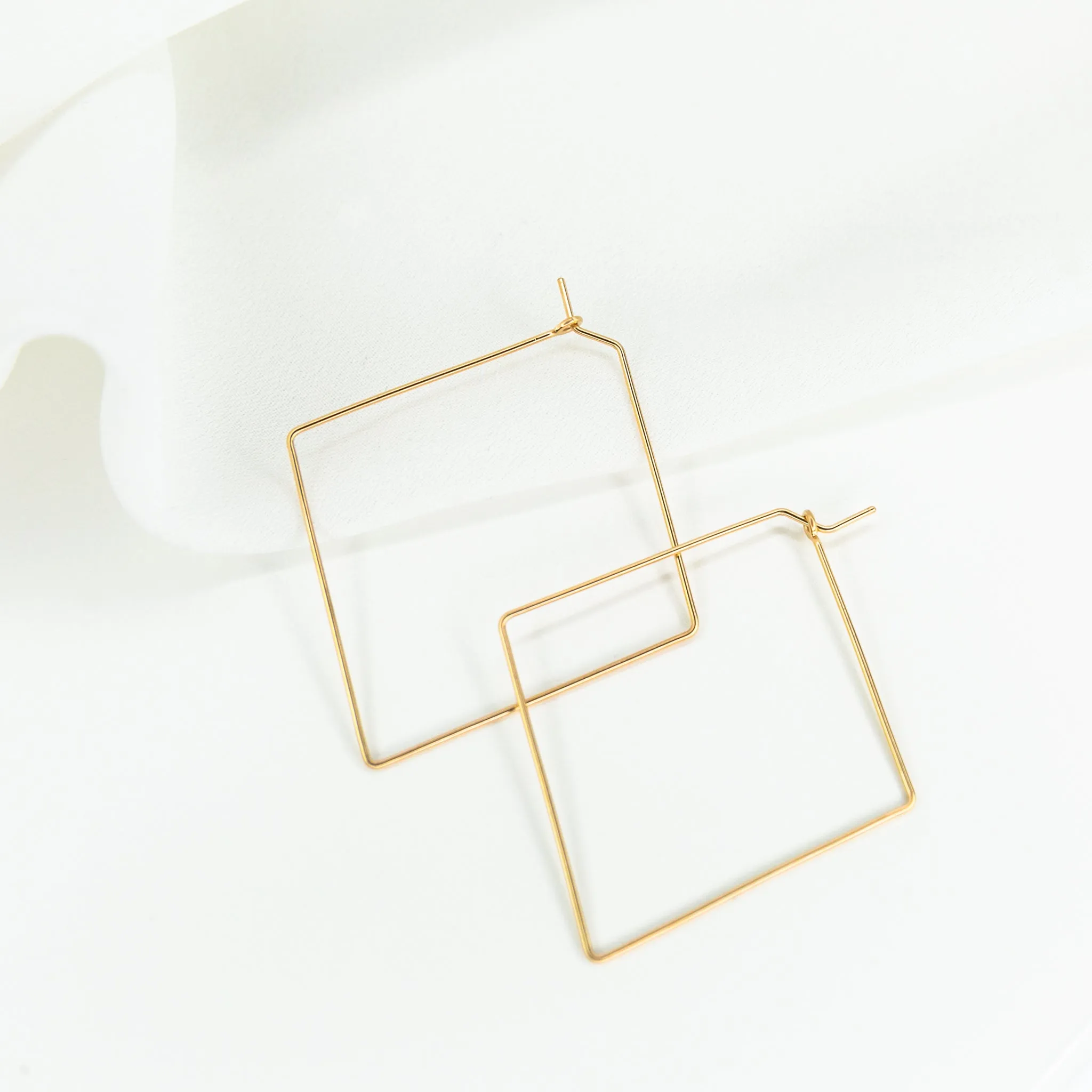 Weightless Diamond Hoops - Medium